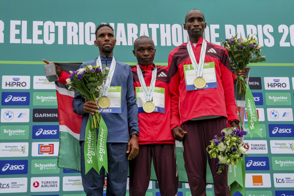 De gauche à droite, Ibrahim Hassan, deuxième, de Djibouti, le vainqueur Benard Biwott du Kenya et le troisième Sila Kiptoo du Kenya.
