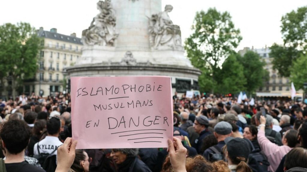 Le suspect de l'attaque de la mosquée française a appréhendé, car les rassemblements dénoncent l'islamophobie