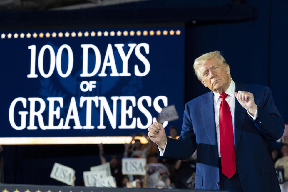 Le président Donald Trump arrive pour parler de ses 100 premiers jours au Macomb County Community College Sports Expo Center, le mardi 29 avril 2025, à Warren, Michigan.