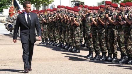 Les anciens parachutistes accusent des officiers français de bizutage violent et de racisme