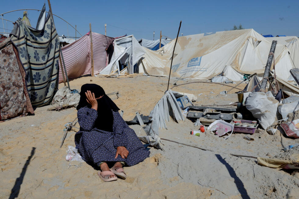 Une femme palestinienne sur le site d'une grève israélienne sur un camp abritant des gens déplacés, à Khan Younis, Southern Gaza Strip, 19 avril 2025.