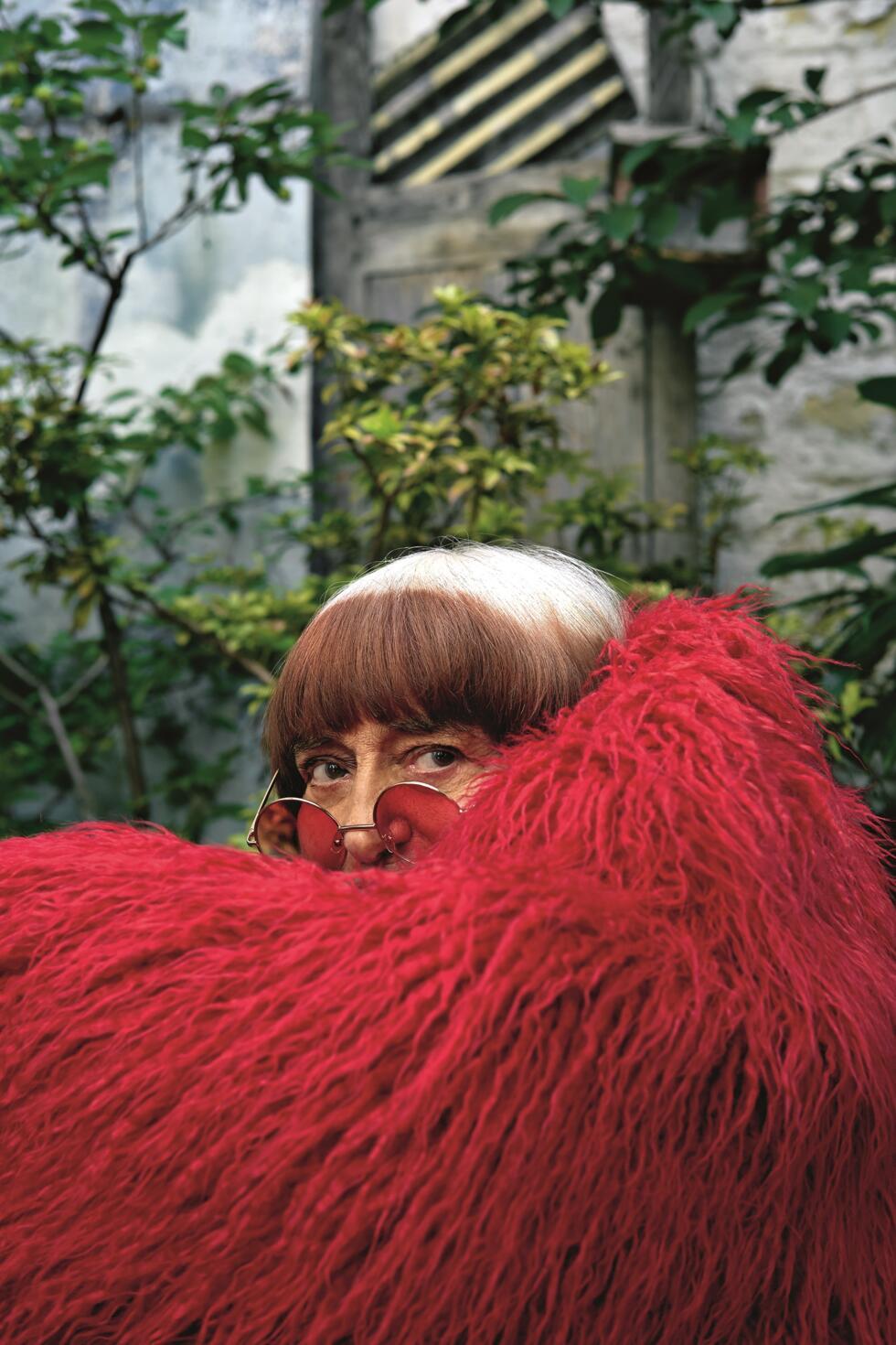 Collier Schorr: Agnès Varda dans sa cour à la rue Daguerre dans le 14e arrondissement de Paris, pour le magazine Interview, 22 juillet 2018.