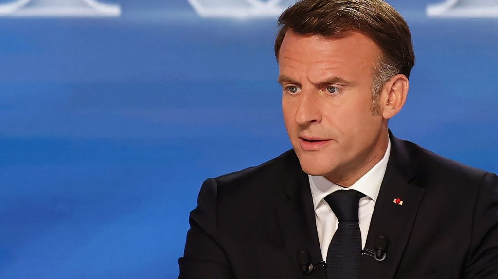 Macron 2032 : un retour crédible, selon ses partisans L'hypothèse d'un retour d'Emmanuel Macron en 2032 jugée crédible par ses troupes
Sur TF1 mardi soir, le président n'a pas fermé la porte à une candidature de sa part quand il aura de nouveau la possibilité de se représenter.