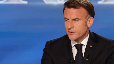 L'hypothèse d'un retour d'Emmanuel Macron en 2032 jugée crédible par ses troupes

          Sur TF1 mardi soir, le président n'a pas fermé la porte à une candidature de sa part quand il aura de nouveau la possibilité de se représenter.