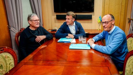 Macron, Merz et la cocaïne… Une fausse information créée par l’extrême droite française

          Une rumeur affirmant que le président français Emmanuel Macron et le chancelier allemand Friedrich Merz ont pris de la cocaïne ensemble enflamme les réseaux sociaux depuis plusieurs jours.