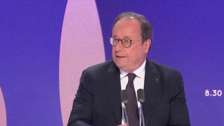 Emmanuel Macron envisage des référendums : ce "n'est pas une décision simple, ni automatique", estime François Hollande