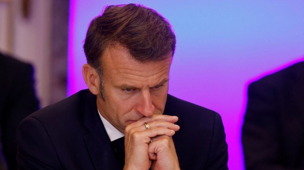 "L'espace est un peu dégagé pour être audible" : pourquoi Emmanuel Macron s'exprime-t-il pendant deux heures de débat sur TF1?