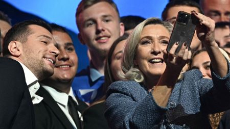 :
    Édito



  



  


      

  

  
    Le 1er-Mai de Marine Le Pen : un discours d'autorité aux accents trumpistes

          Lors du meeting du RN jeudi à Narbonne, à l’occasion du 1er-Mai, Marine Le Pen a montré qu'elle ne voulait pas tourner pas la page. Un mois après sa condamnation, dont elle a fait appel, elle n'est toujours pas prête à céder sa place, ni à passer la main.