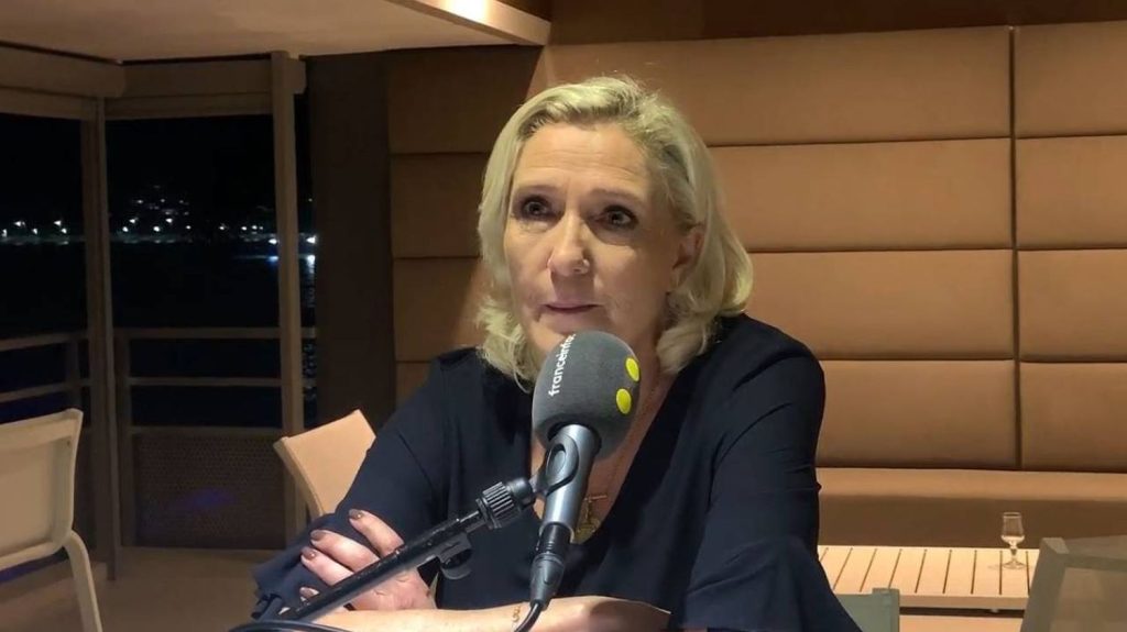 :
    Interview




  



  


  
  Marine Le Pen : "Que François Bayrou arrête de demander des efforts aux Français, qu'il commence par en faire lui"