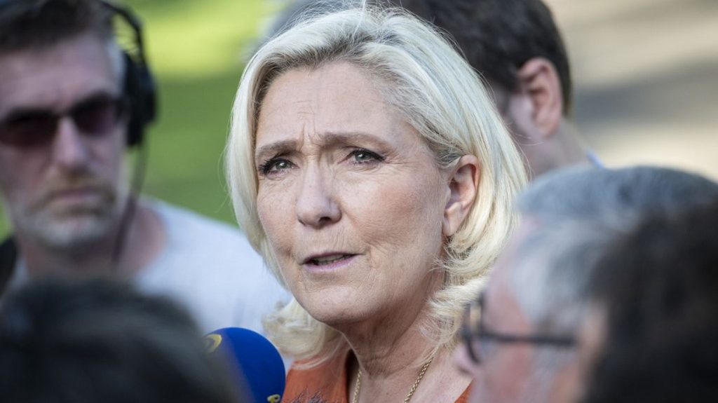 "Un combat d'égo entre le ministre des Outre-mer et le président de la République" : à peine arrivée en Nouvelle-Calédonie, Marine Le Pen tacle le gouvernement