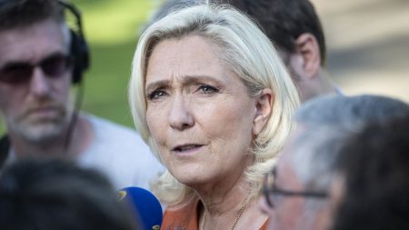 "Un combat d'égo entre le ministre des Outre-mer et le président de la République" : à peine arrivée en Nouvelle-Calédonie, Marine Le Pen tacle le gouvernement