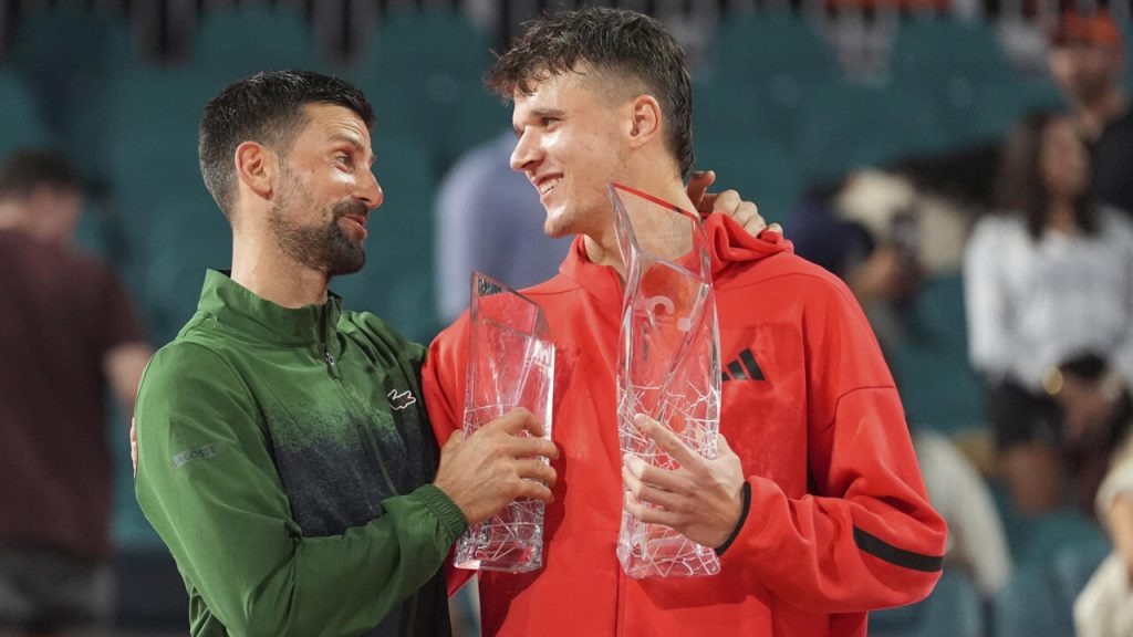 Mensik nie le 100e titre Idol Djokovic pour remporter la première couronne de la tournée à Miami