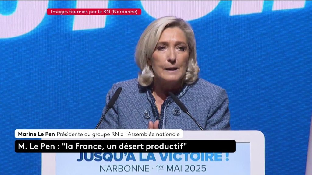 :
    Vidéo




  



  


  
  Des militants d'un collectif de lutte contre l'antisémitisme interrompent brièvement le meeting de Marine Le Pen à Narbonne