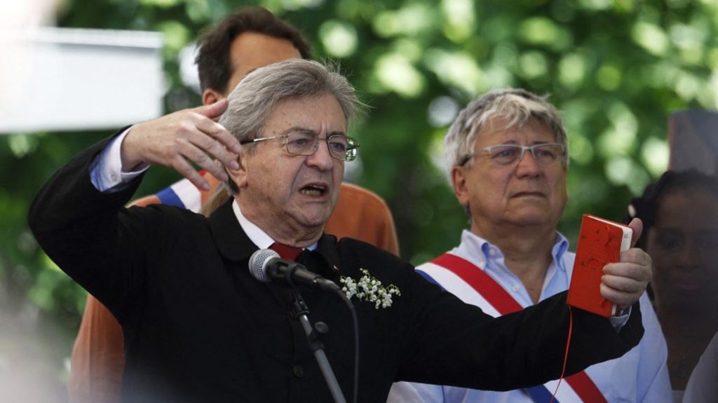 :
    Reportage




  



  


  
  "Ils inventent plein de choses" : les militants de La France insoumise font bloc autour de Jean-Luc Mélenchon avant la publication d'un livre enquête