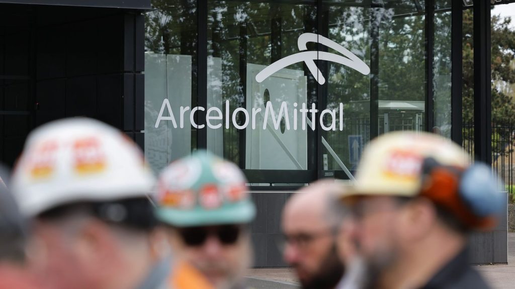 Nationaliser ou non ArcelorMittal : à la question économique s'ajoute l'enjeu de souveraineté nationale

          Alors qu'ArcelorMittal prévoit 600 suppressions de postes, notamment à Dunkerque, la question de la nationalisation revient sur la table. Et ce n’est pas la première fois. Pour sauver leurs aciéries, deux pays ont d'ailleurs sauté le pas : l'Italie et le Royaume-Uni.