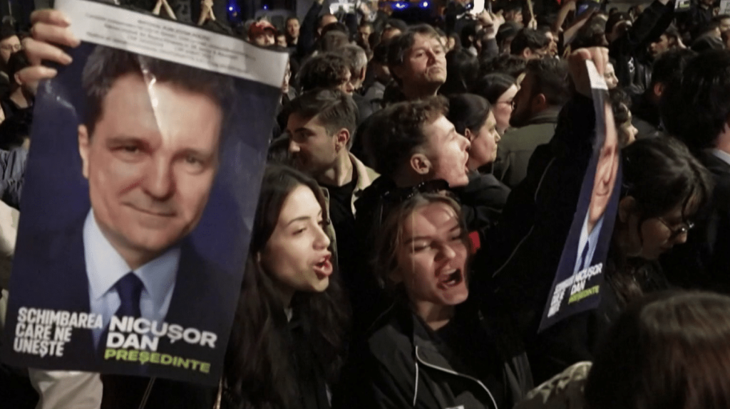 Eurozapping : Nicuşor Dan élu président en Roumanie