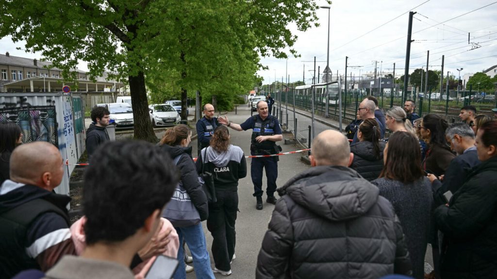 PM français appelle à une sécurité plus stricte dans les écoles après une attaque de couteau mortelle