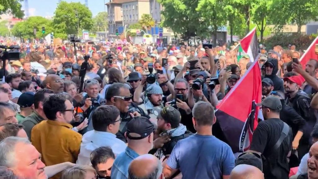 Manifestations du 1er-Mai : des élus du PS exfiltrés du cortège parisien sous les insultes, le parti porte plainte