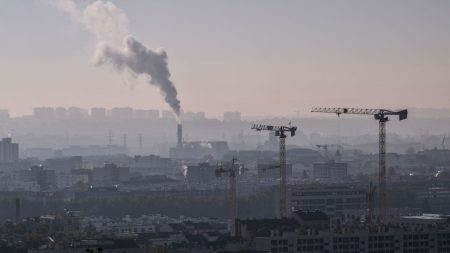 Pollution de l'air : le gouvernement réuni les élus des villes les plus polluées pour trouver des solutions

          Le ministère de la Transition écologique accueille lundi le "Roquelaure de la qualité de l'air" pour évoquer l'impact de la pollution de l'air sur la santé, alors celle-ci est responsable de 40 000 décès par an.