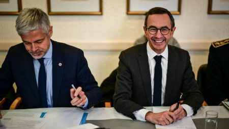 Présidence LR : "Bruno Retailleau devrait l'emporter" face à Laurent Wauquiez, selon le directeur délégué d'Ipsos France

          Brice Teinturier s'appuie sur les résultats d'un sondage effectué par son institut pour estimer le ministre de l'Intérieur mieux placé que son rival pour remporter l'élection interne à la présidence des Républicains.