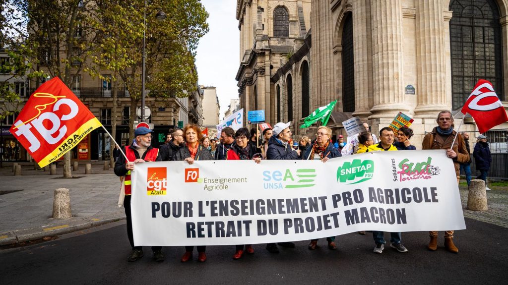 :
    Témoignages




  



  


  
  "C'est une vraie coupe budgétaire" : les professeurs de lycées agricoles protestent contre les suppressions de postes prévues