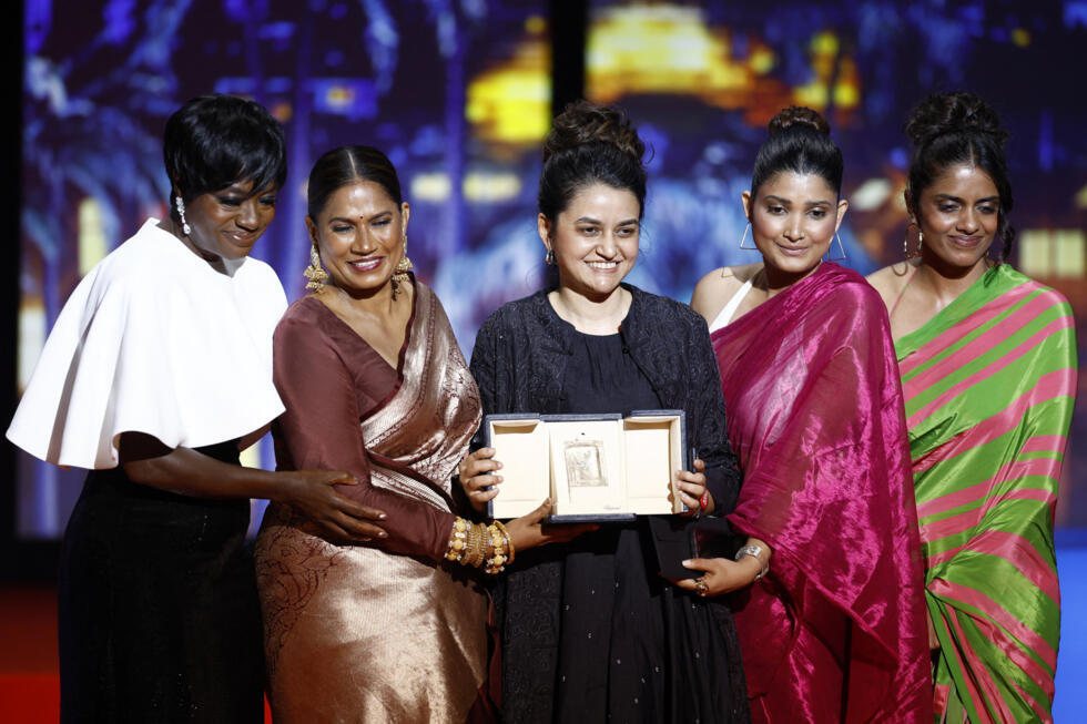 Le réalisateur Payal Kapadia (Centre), lauréat du Grand Prix Award pour le film "All We Imagine As Light", à côté des acteurs Divya Prabha, Kani Kusruti et Chhaya Kadam et Viola Davis (L) lors de la cérémonie de clôture du 77e Festival du film de Cannes à Cannes, France, le 25 mai 2024.