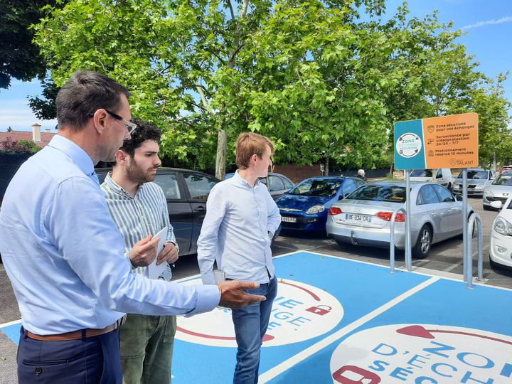 Un maire présente son initiative locale à la Fédération française des trucs qui marchent. (WILLY MOREAU / FRANCEINFO / RADIO FRANCE)
