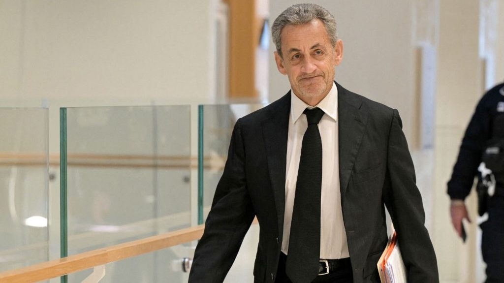 Le bracelet électronique de Nicolas Sarkozy, condamné dans l'affaire des écoutes, a été retiré