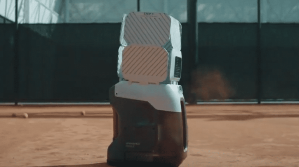 Des robots lanceurs de balles intelligents pour s'entraîner au tennis

          Ces robots lance-balles peuvent être programmés pour des passings de fond de court, des liftés ou encore des amortis.