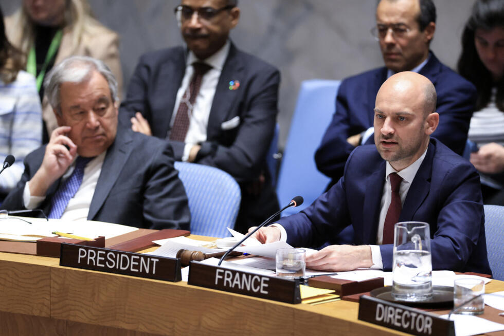 Le ministre français des Affaires étrangères, Jean-Noel Barrot, à côté du secrétaire général de l'ONU Antonio Guterres, s'exprime lors d'une réunion du Conseil de sécurité de l'ONU à New York le 29 avril 2025.