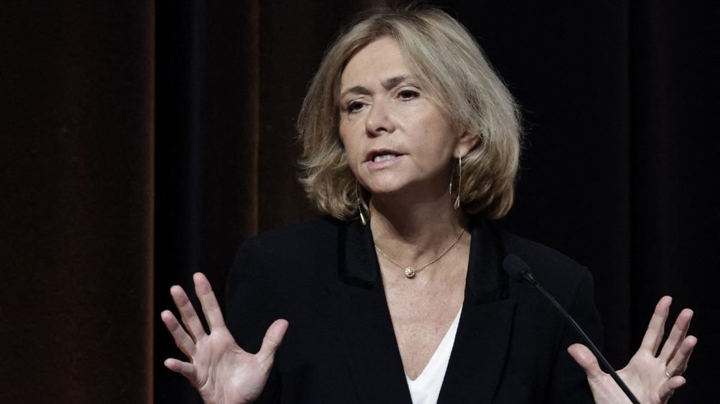 Régions, départements, communes… La France est-elle "championne du monde" du mille-feuille administratif ?

          La présidente LR de la région Île-de-France, Valérie Pécresse, propose de simplifier l'organisation territoriale de la France, et notamment de sa région, pour faire des économies, alors que le gouvernement cherche à faire 40 milliards d'euros d'économie en 2026.