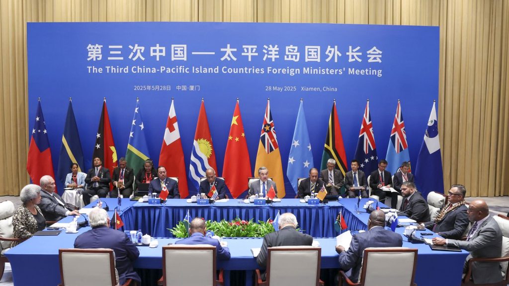 La stratégie indopacifique d’Emmanuel Macron face à l’influence grandissante de la Chine dans l’océan Pacifique

          Alors que le président français poursuit jeudi en Indonésie, puis à Singapour, sa tournée en Asie du Sud, la Chine se montre particulièrement active pour étendre son influence dans les toutes petites îles du Pacifique.