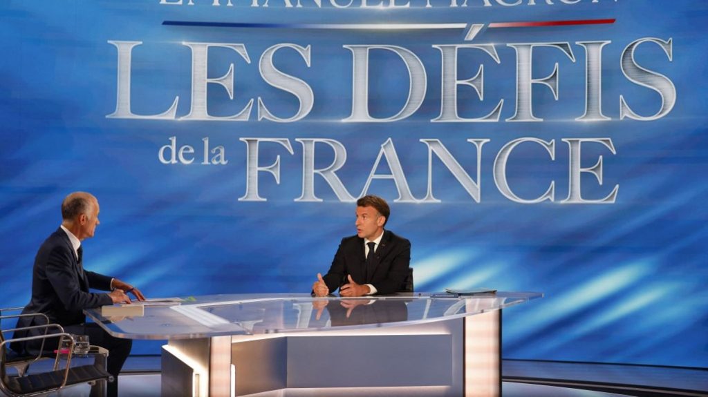La TVA sociale, la piste d'Emmanuel Macron pour financer notre modèle social

          Le chef de l'État demande au gouvernement de lancer une conférence sociale sur la façon de financer notre modèle social qui, selon lui, repose beaucoup trop sur le travail. Il a évoqué la taxation de la consommation.