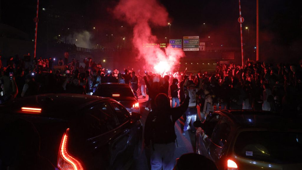 Une personne blessée de manière critique après que la voiture s'est produite dans les fans du PSG à Paris
