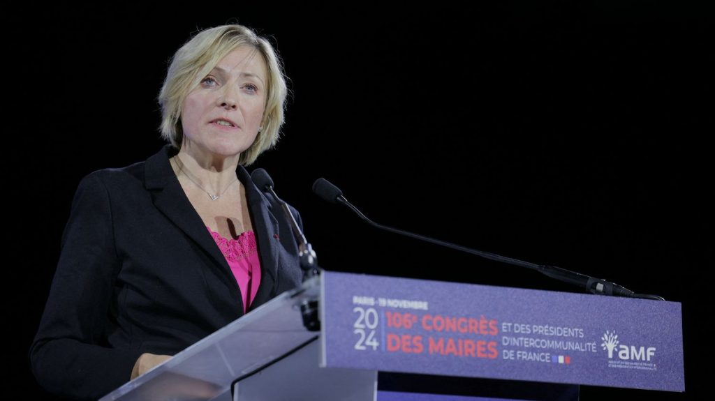 Violences sur les élus : un chiffre en baisse mais "toujours extrêmement important" selon la secrétaire générale de l'Association des maires de France