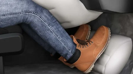 Les voitures bientôt équipées d'airbags pour les jambes et les pieds
          On connaissait l’airbag frontal, l’airbag passager, l’airbag latéral sur les portières, voici maintenant l’airbag sous le volant qui protège les pieds.