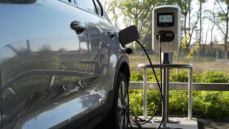 Voitures électriques : bientôt des heures "super creuses" pour recharger, annonce le gouvernement
