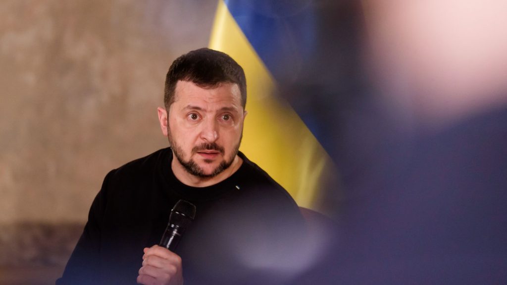 "Même si ce n'est pas officiel, il se prépare pour les élections" : en Ukraine, Volodymyr Zelensky et ses opposants lorgnent déjà sur une présidentielle après-guerre