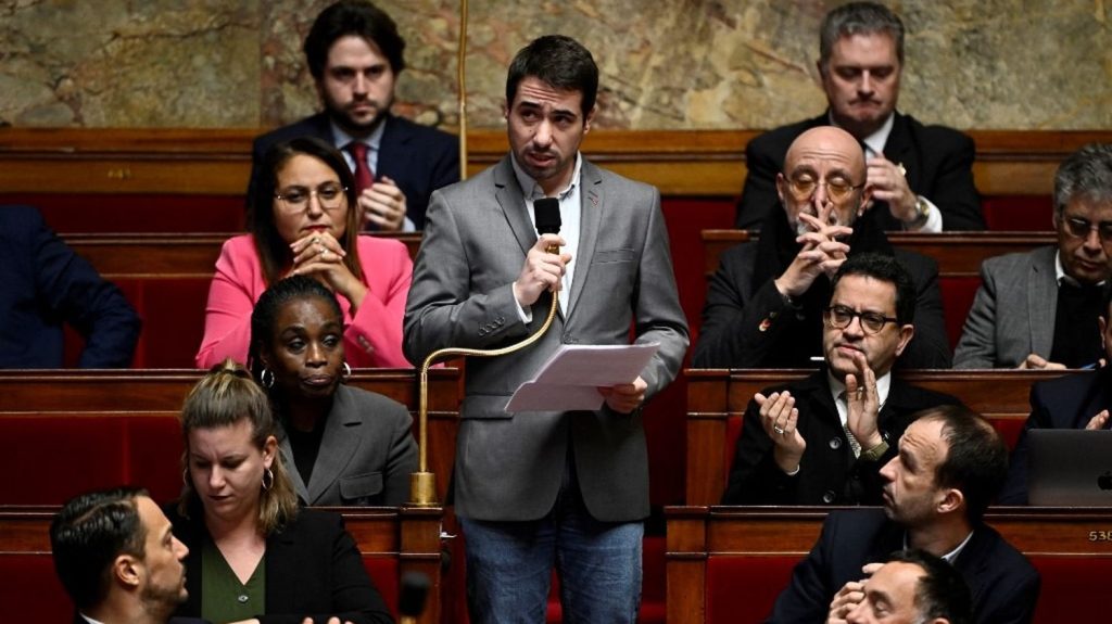 Le député LFI Andy Kerbrat, contrôlé en train d'acheter de la drogue, annonce son retour à l'Assemblée