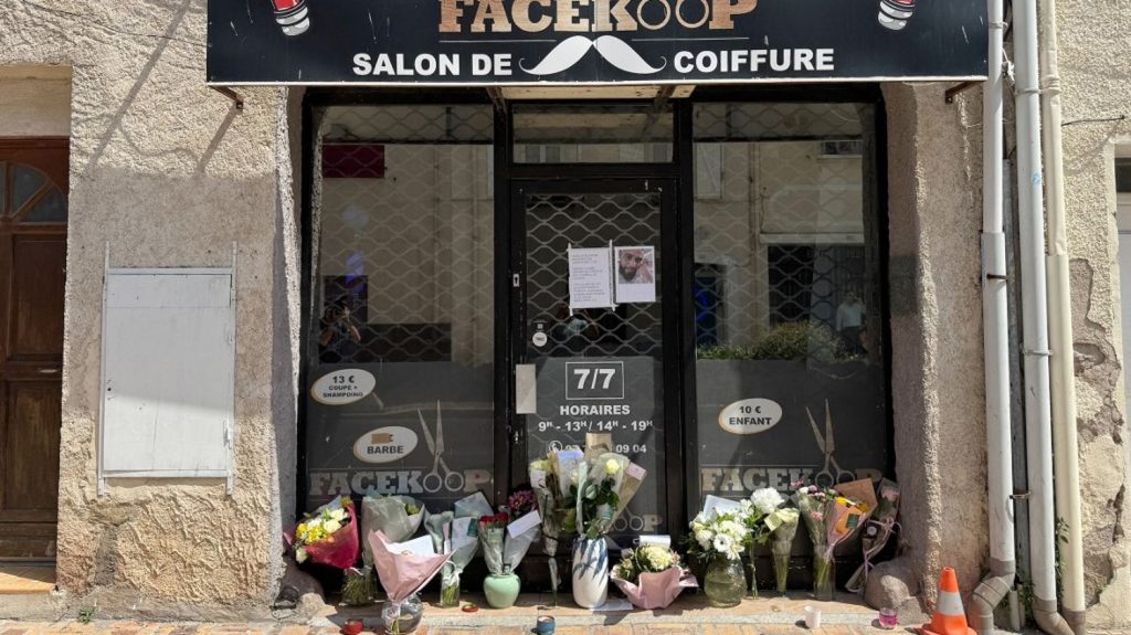:
    Édito



  



  


      

  

  
    Attentat raciste à Puget-sur-Argens : le profil du suspect embarrasse le RN

          Après le meurtre raciste dans le Var, samedi, qui a coûté la vie d'Hichem Miraoui, un Tunisien de 46 ans, le Rassemblement national est gêné par le profil du tireur qui ne cache pas ses sympathies pour le parti d'extrême droite.