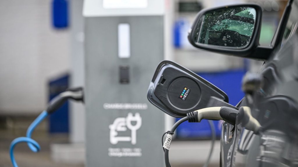 Voitures électriques : le gouvernement veut augmenter le bonus à l'achat et changer son financement