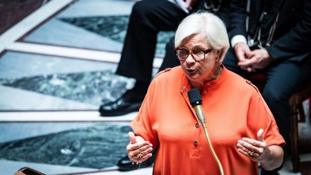 La ministre de la Santé Catherine Vautrin ne veut plus que les enfants de moins de trois ans soient exposés aux écrans