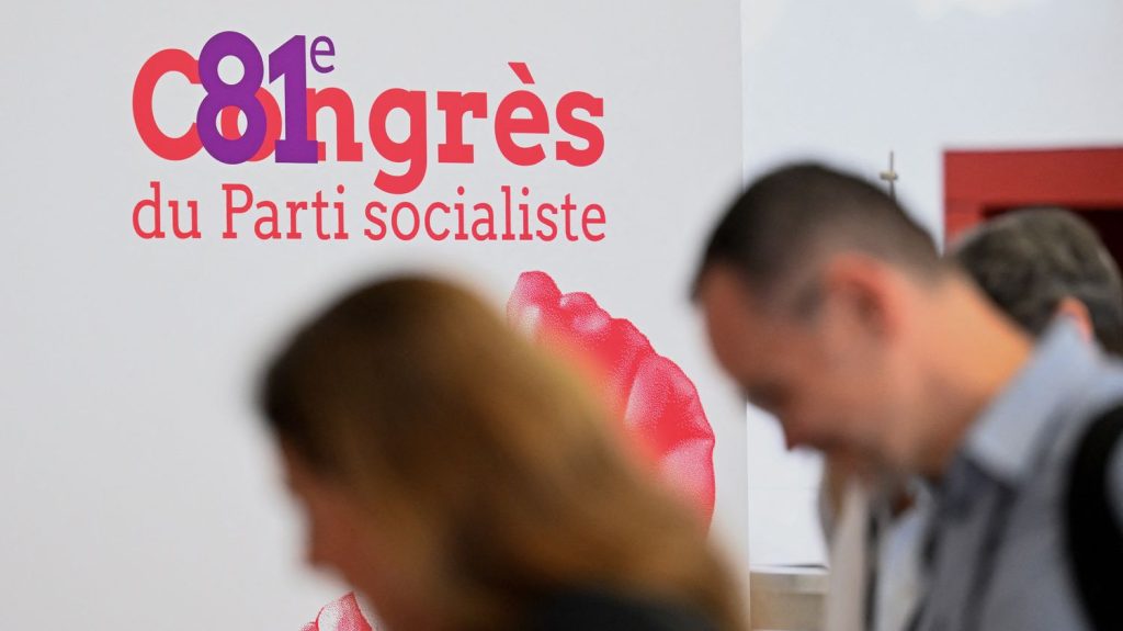 :
    Reportage




  



  


  
  "Comme les précédents, ça va être compliqué" : au congrès du PS à Nancy, le parti va tenter de dépasser ses divisions
