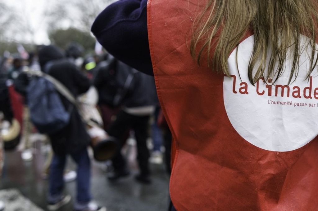 Contrôle de migrants aux frontières dans les gares et bus : la Cimade dénonce "l'inspiration trumpiste du ministre de l'Intérieur"