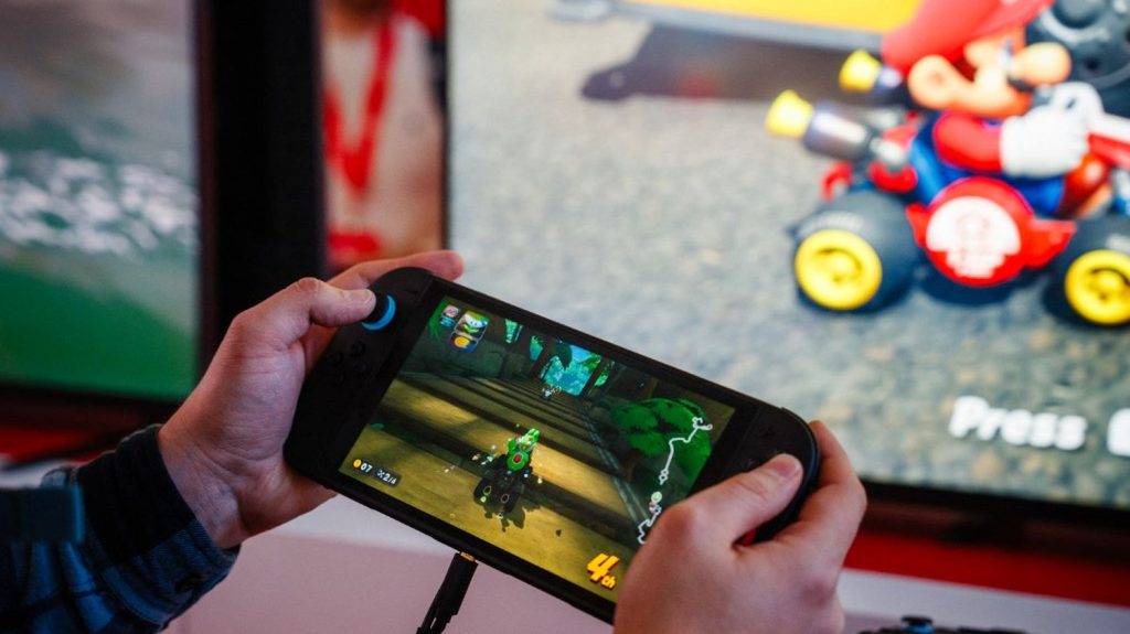 :
    le dernier publié



  



  


      

  

  
    
    Le coût de la Switch 2 "tranche un peu avec la politique familiale de Nintendo", selon un spécialiste

          Huit ans après la glorieuse Switch de Nintendo, la Switch 2 est sortie jeudi, à minuit. Un tel événement pour les fans que certains, notamment à Paris, ont fait la queue cette nuit pour être sûr d'en avoir une. C'est la console la plus chère mise sur le marché par la firme japonaise reconnaît Florent Gorges, historien du jeu vidéo.
    
    

      
              
          Diffusé le 05/06
                      
            



  

  
  
    
        3min