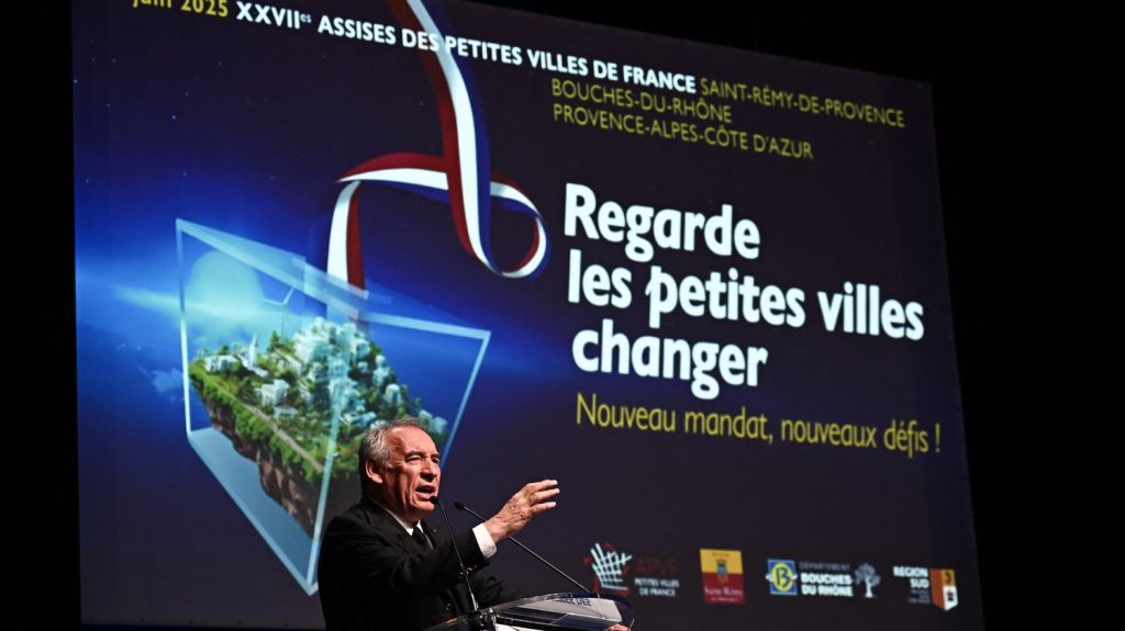 "On revient au Moyen-Âge, la démolition du service public est permanente" : la situation économique au cœur des Assises des petites villes de France