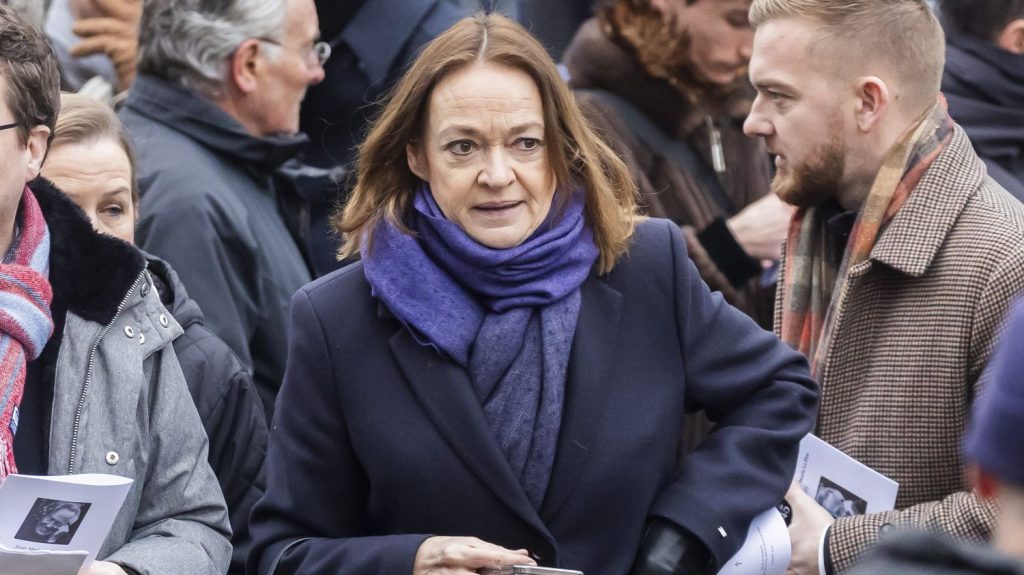 Une députée RN proche de Marine Le Pen mise en cause pour des propos racistes et pétainistes sur Facebook

          Caroline Parmentier, qui a été conseillère en communication de Marine Le Pen, est visée pour des propos qu'elle a tenus sur son compte personnel, alors même que la direction du groupe vient de rappeler à l'ordre ses membres pour qu'ils se tiennent à distance des groupes épinglés pour racisme sur les réseaux sociaux.