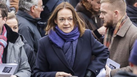 Une députée RN proche de Marine Le Pen mise en cause pour des propos racistes et pétainistes sur Facebook

          Caroline Parmentier, qui a été conseillère en communication de Marine Le Pen, est visée pour des propos qu'elle a tenus sur son compte personnel, alors même que la direction du groupe vient de rappeler à l'ordre ses membres pour qu'ils se tiennent à distance des groupes épinglés pour racisme sur les réseaux sociaux.