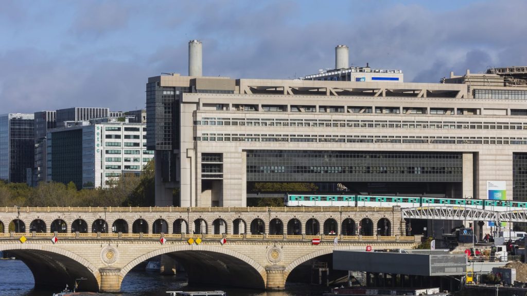 Le montant de la dette risque de poser un problème de souveraineté pour la France

          En 2025, la charge de la dette française atteindra 67 milliards d'euros, un montant supérieur au budget de la Défense. Face à une perte d’attractivité sur les marchés et une mise en garde des agences de notation, le gouvernement envisage des coupes dans les dépenses sociales.