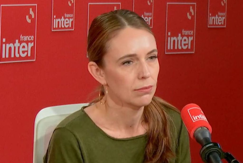 "Beaucoup de dirigeants" font valoir la force alors que les gens attendent "davantage d'humanité", déplore l'ex-Première ministre néo-zélandaise